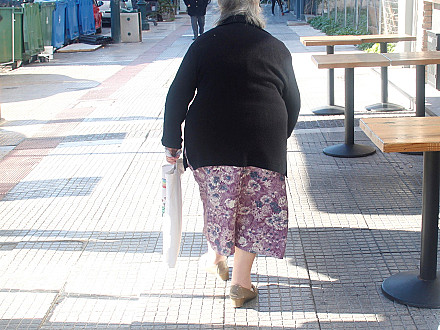 μπάμπω μόνη σε μια ευθεία αποφυγής της σπάθης του Χάροντα.