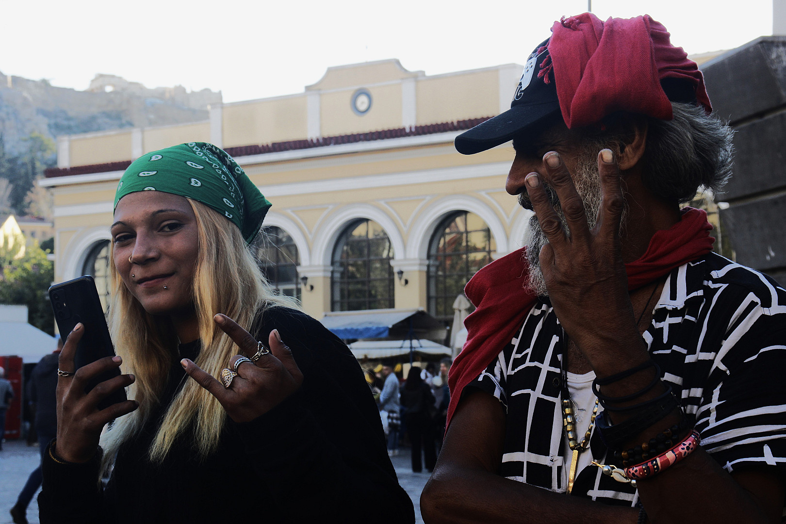 Διάσημοι στο Μοναστηράκι.