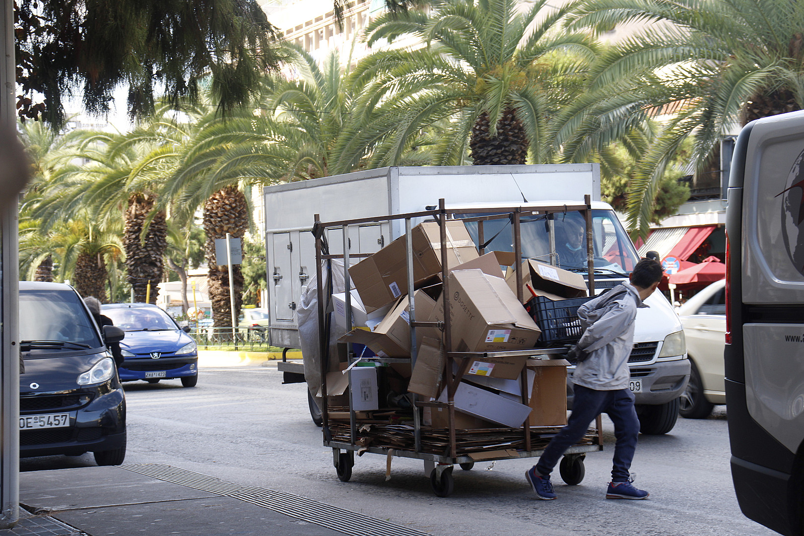 εργάτης με το τροχήλατο επαγγελματικό του  όχημα.