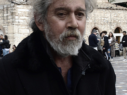 μόνος.