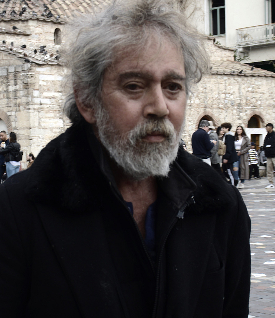μόνος.