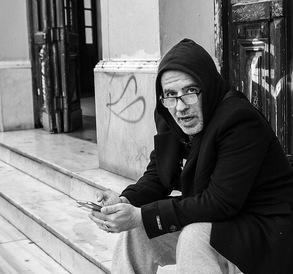 Εγώ φωτογραφισμένος απ' τον Πολυχρόνη στο Μοναστηράκι στα σκαλιά μπροστά στον σταθμό του Μετρό.
