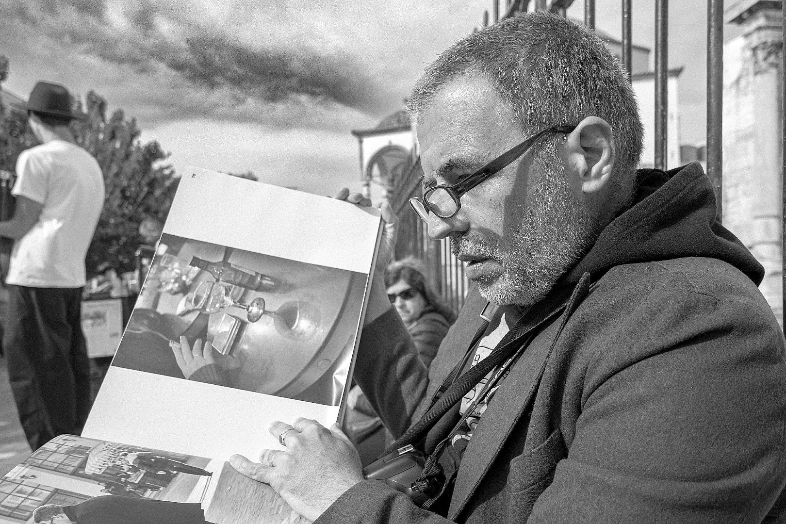 Εγώ στο Μοναστηράκι βλέποντας φωτογραφικό άλμπουμ του Πολυχρόνη Γεωργακόπουλου. Σ' αυτόν ανήκει και το κλικ.