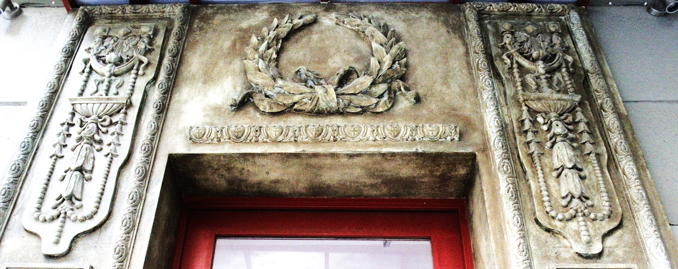 τεθνεώτες.