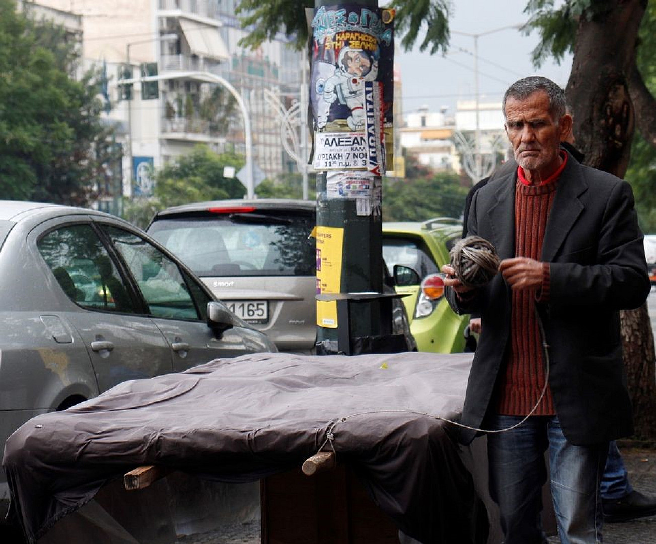 πλανόδιος βιβλιοπώλης ανοίγει τον πάγκο του.