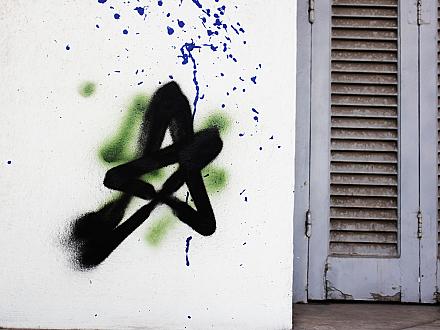 μπλε πιτσιλωτό.