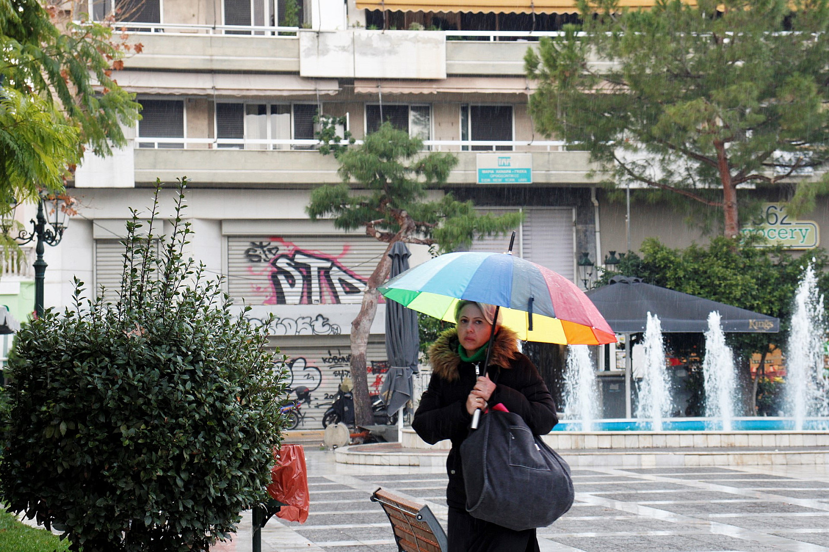 γυναίκα με ομπρέλα.