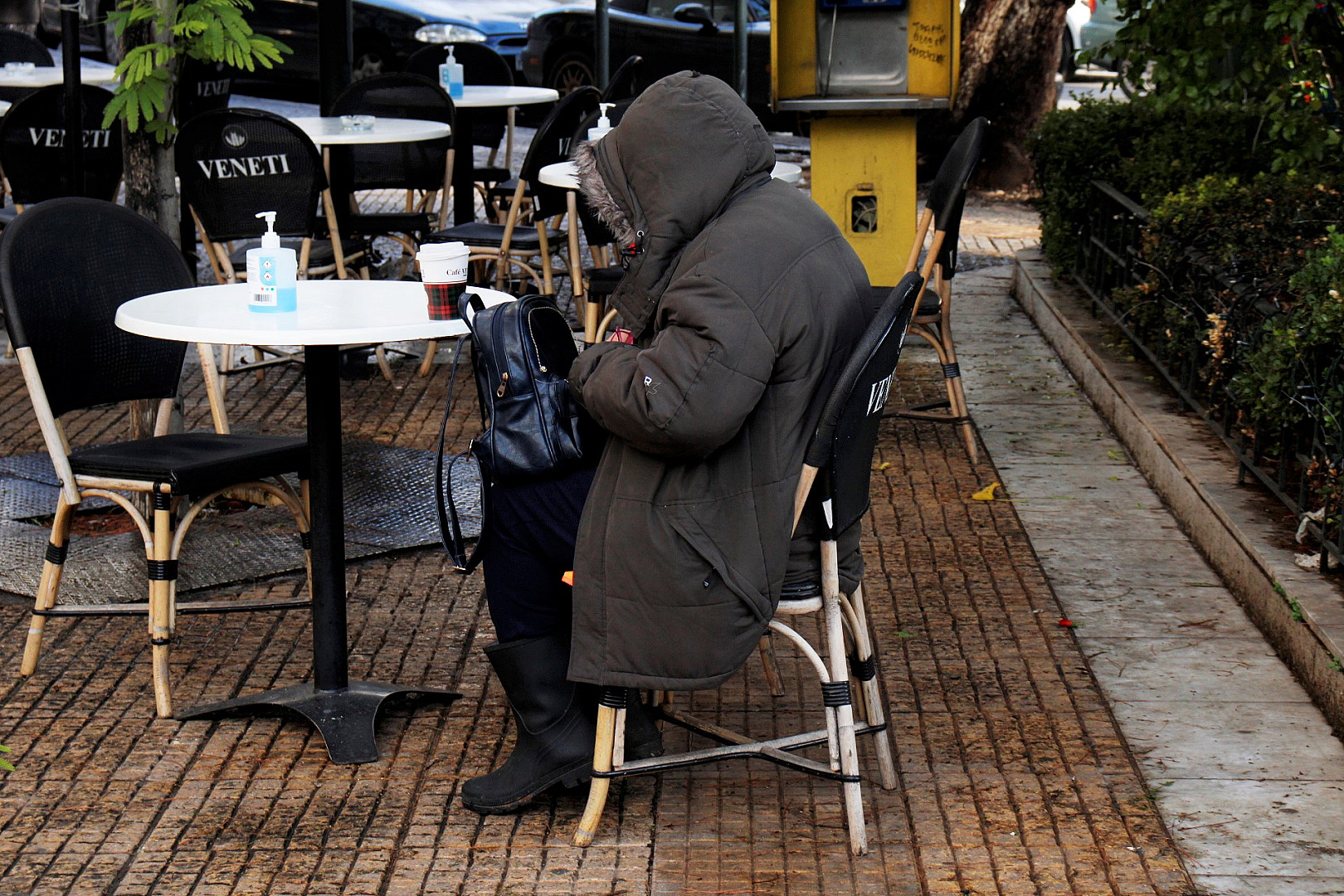 βρεγμένη ως το μεδούλι.
