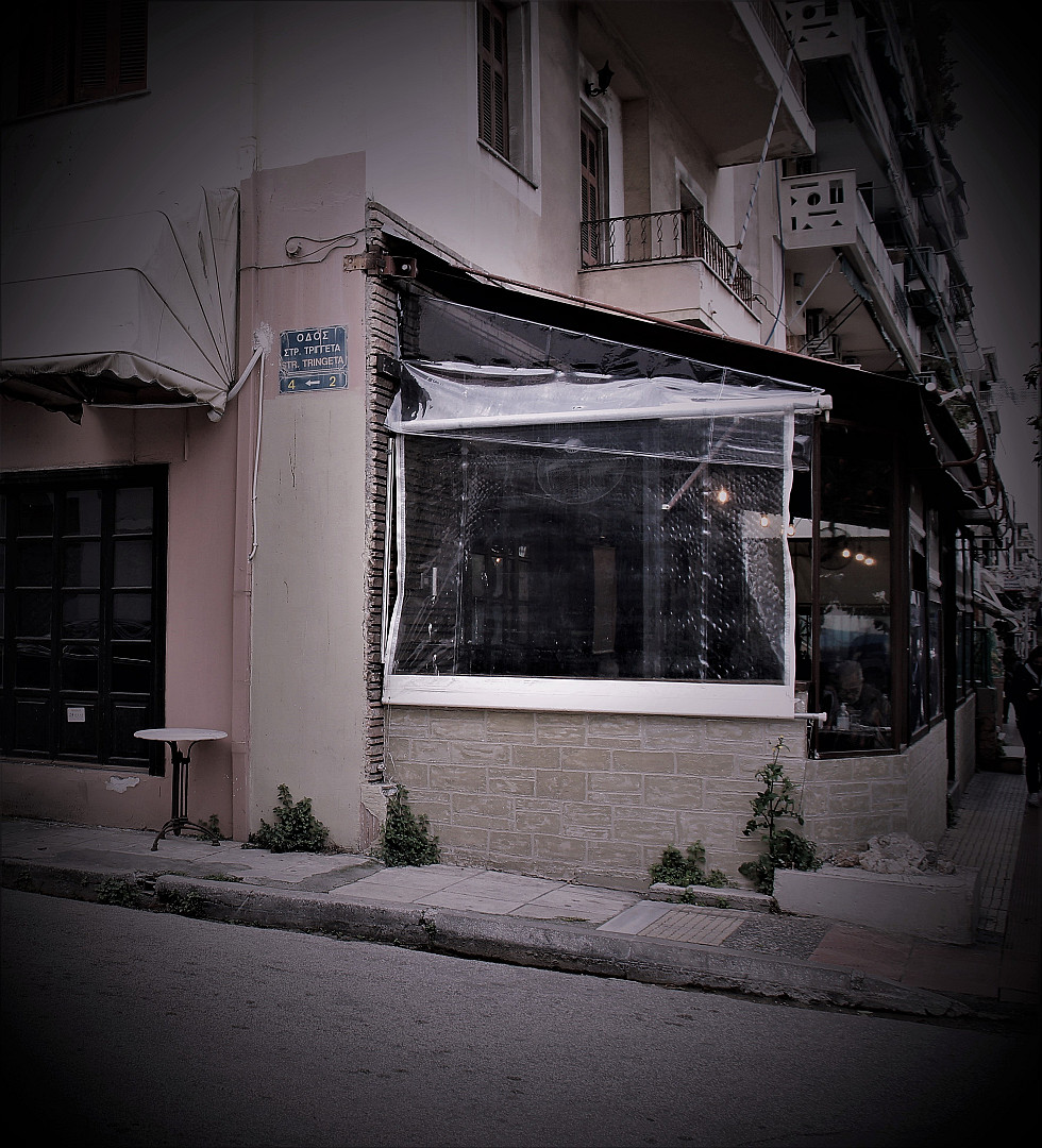 σκοτεινά καφέ.