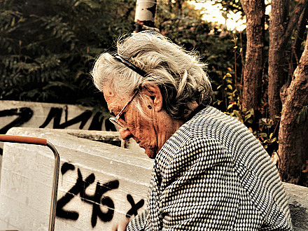 αυτή που ταΐζει τα περιστέρια.