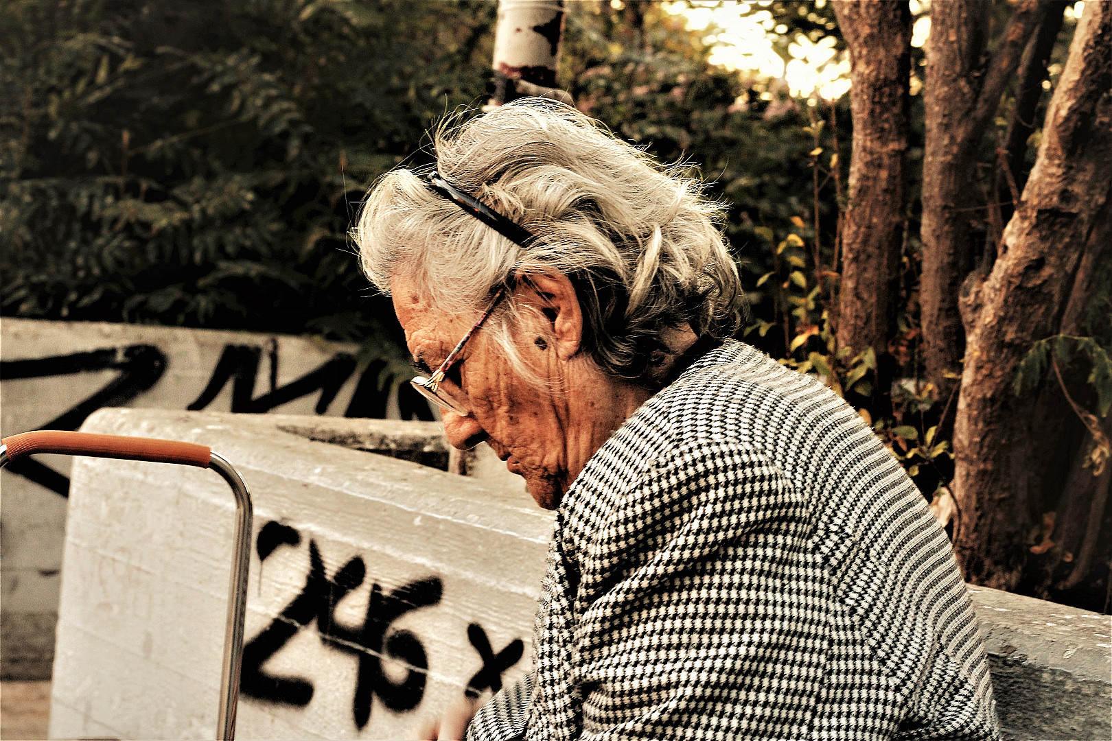 αυτή που ταΐζει τα περιστέρια.