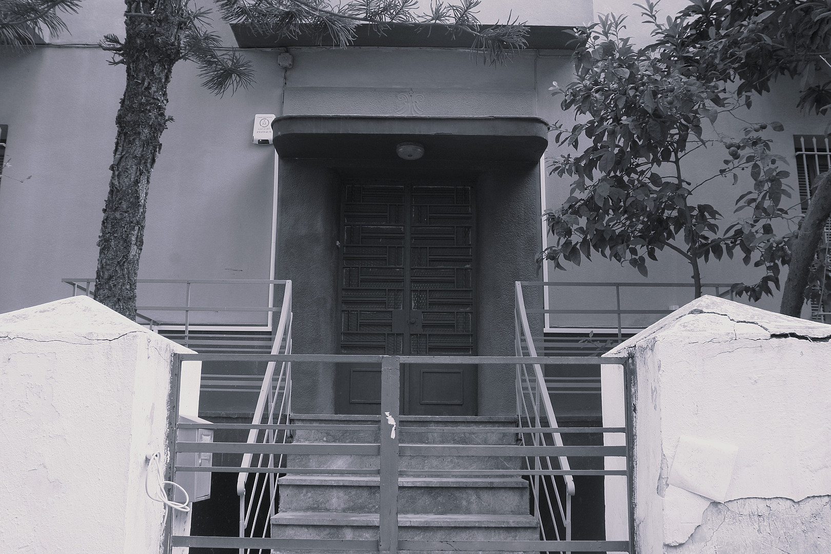 στιβαρό οίκημα.