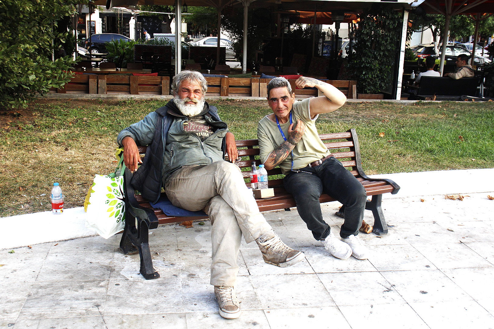 Δύο άστεγοι.